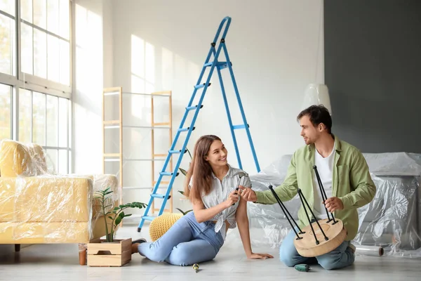 Pareja Joven Ensamblando Muebles Casa — Foto de Stock