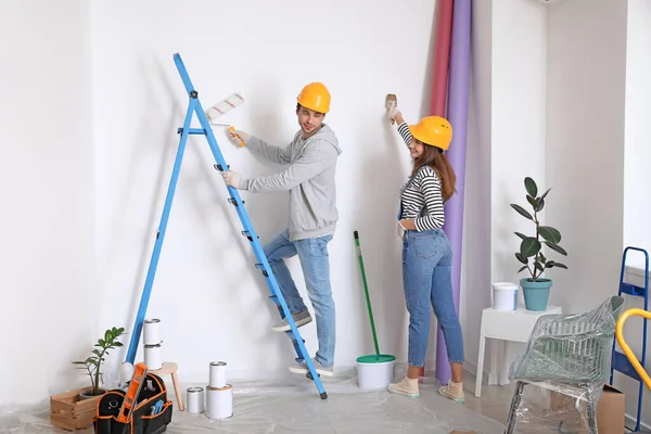 Feliz Jovem Casal Parede Pintura Sua Nova Casa — Fotografia de Stock