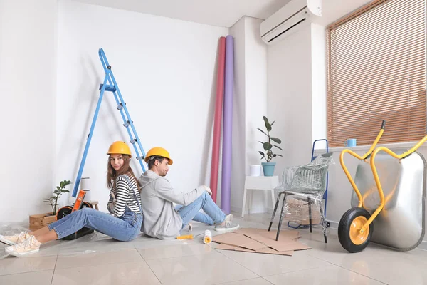 Joyeux Jeune Couple Reposant Pendant Réparation Dans Leur Nouvelle Maison — Photo