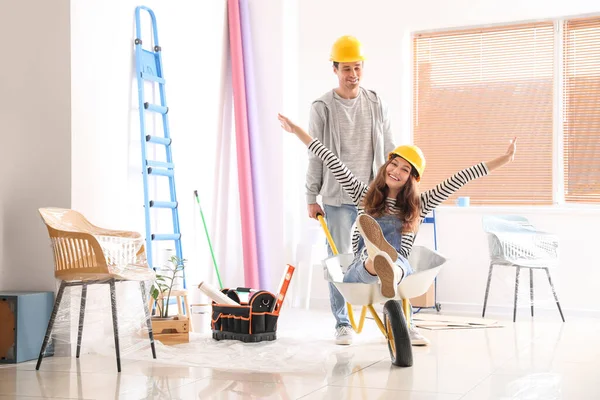 Feliz Joven Pareja Divirtiéndose Durante Reparación Nueva Casa — Foto de Stock