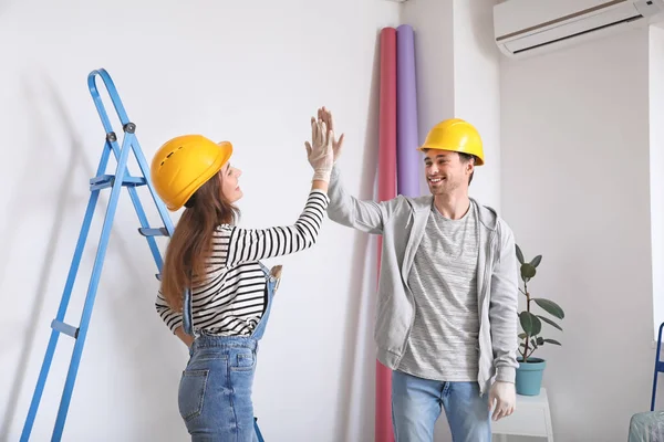 Feliz Jovem Casal Durante Reparo Sua Nova Casa — Fotografia de Stock