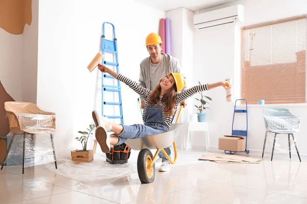 Feliz Joven Pareja Divirtiéndose Durante Reparación Nueva Casa — Foto de Stock