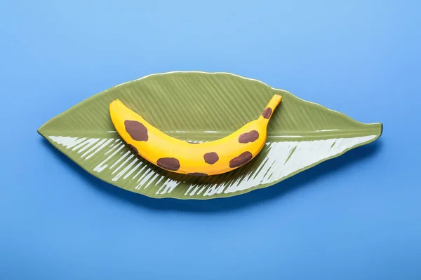 Тарелка Окрашенным Бананом Цветном Фоне — стоковое фото