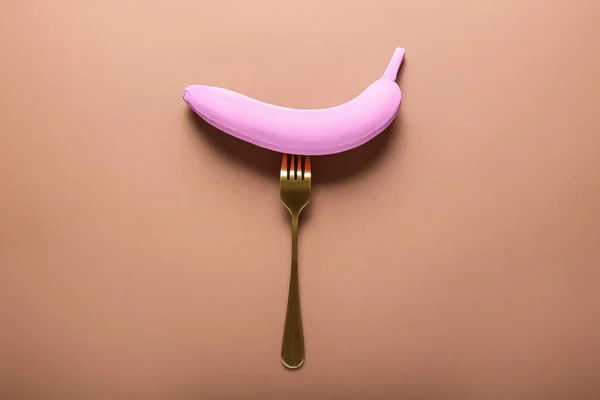 Composizione Creativa Con Banana Dipinta Forchetta Sfondo Colori — Foto Stock
