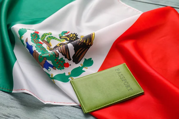 Bandera Mexicana Pasaporte Sobre Fondo Madera Color Primer Plano —  Fotos de Stock