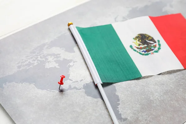 Mapa Mundo Com Pino Bandeira Mexicana Fundo Claro Close — Fotografia de Stock