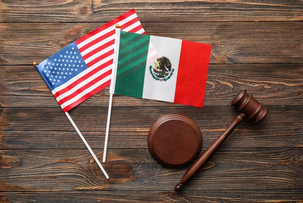 Banderas Mexicanas Estadounidenses Con Mazo Juez Sobre Fondo Madera —  Fotos de Stock