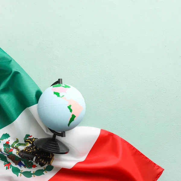 Bandeira Mexicana Globo Sobre Fundo Cor — Fotografia de Stock