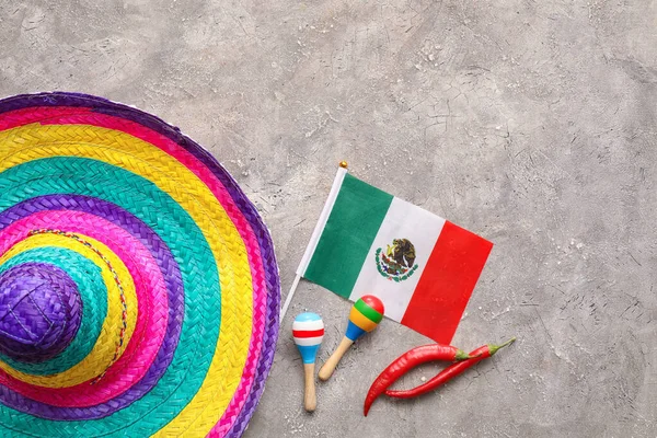 Flaga Meksykańska Kapelusz Sombrero Marakasy Papryka Chili Szarym Tle — Zdjęcie stockowe