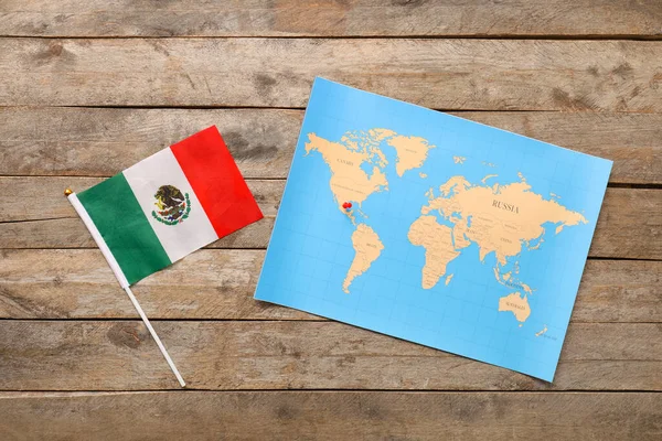 Mapa Del Mundo Con Pin Bandera Mexicana Sobre Fondo Madera —  Fotos de Stock