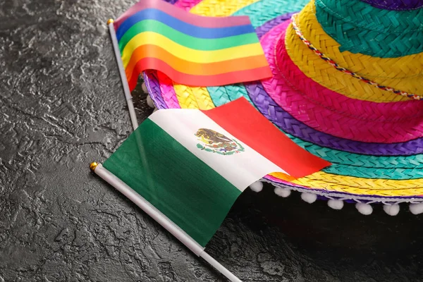 Sombrero Mexicano Arco Íris Bandeiras Lgbt Fundo Escuro Close — Fotografia de Stock