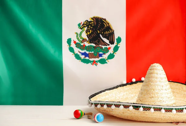 Chapéu Sombrero Maracas Mesa Contra Bandeira Mexicana — Fotografia de Stock