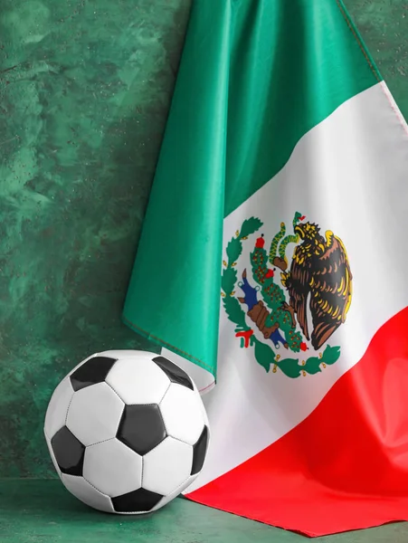 Arka Planda Meksika Bayrağı Futbol Topu — Stok fotoğraf