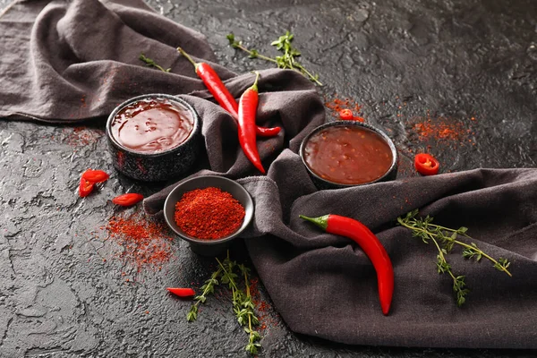 Composition Avec Sauce Chili Savoureuse Ingrédients Sur Fond Sombre — Photo