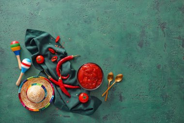 Lezzetli biber soslu kompozisyon ve renk arkaplanındaki malzemeler