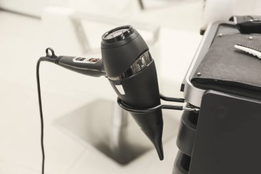 Kuaförde modern saç kurutma makinesi, yakın plan.