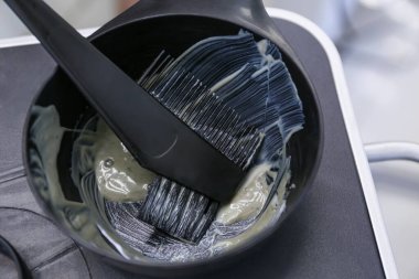 Saç boyasıyla fırçala ve yuvarla, yakın plan.