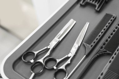 Profesyonel makas ve fırçalar kuaförde, yakın plan.