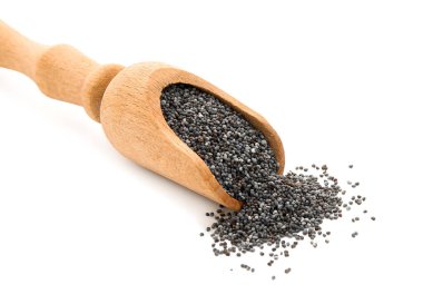 Beyaz arka planda haşhaş tohumlu kepçe