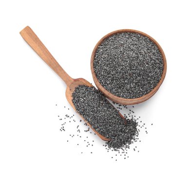 Beyaz arka planda haşhaş tohumları ile kase ve kepçe