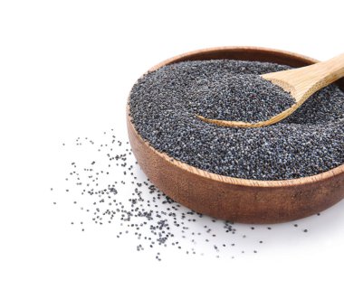 Beyaz arka planda haşhaş tohumlu kase ve kaşık