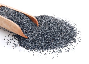 Beyaz arka planda haşhaş tohumlu kepçe