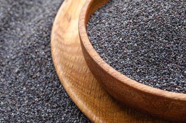 Haşhaş tohumlu kase, yakın plan.