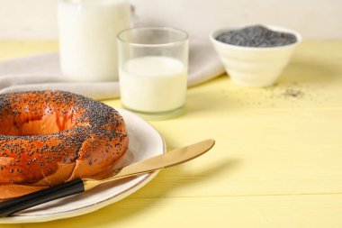 Ahşap arka planda haşhaş tohumlu simit.