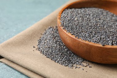 Renk arkaplanında haşhaş tohumları olan tabak