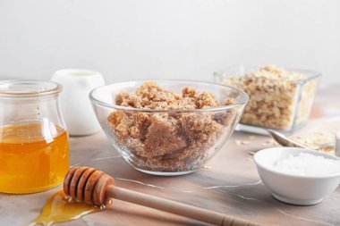 Bir kase doğal temizlik ve hafif arka plandaki malzemeler.