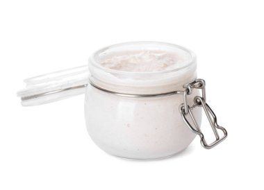 Beyaz arka planda kaju ekmeği kremalı kavanoz.