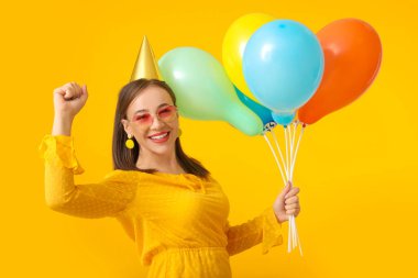 Renkli balonları olan güzel bir kadın.