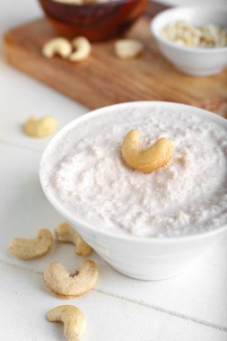 Cevizli, ekşi kremalı ve fındıklı, ahşap kaplama, yakın plan.