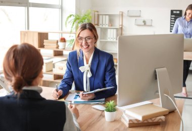 Ofiste çalışan kadın muhasebeciler.