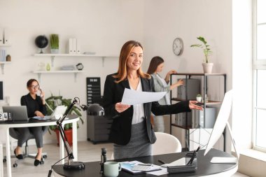 Ofiste çalışan kadın muhasebeci.