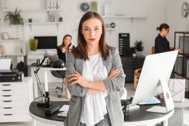 Ofiste çalışan kadın muhasebeci.