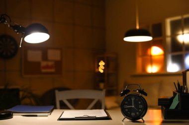 Masadaki çalar saat çok şık.