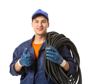 Beyaz arka planda kablolu genç elektrikçi