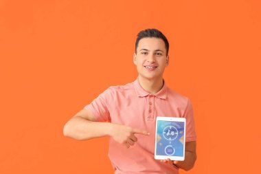 Genç adam ve tablet bilgisayar renk arkaplanı üzerine dağıtım hizmeti uygulamasının açık sayfasına sahipler