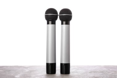 Beyaz arkaplanda modern mikrofonlar