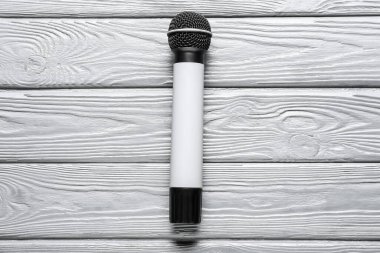 Renkli ahşap arka planda modern mikrofon