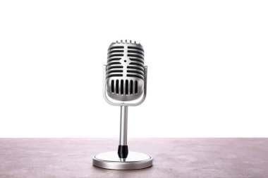 Beyaz arkaplanda Retro mikrofon