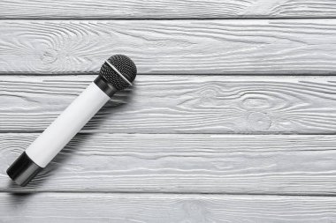 Renkli ahşap arka planda modern mikrofon