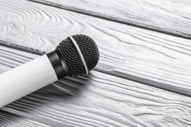 Renkli ahşap arka planda modern mikrofon, yakın plan