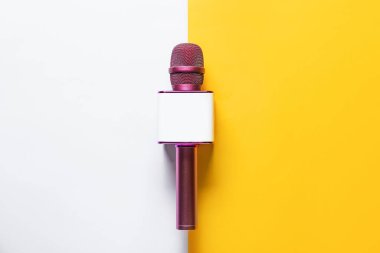 Renkli arka planda modern mikrofon