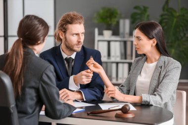 Avukatın ofisinde kavga eden genç bir çift.