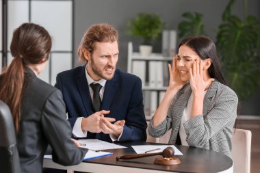 Avukatın ofisinde kavga eden genç bir çift.