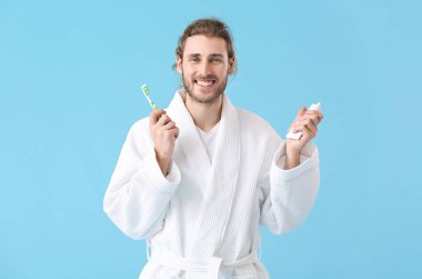 Arka planda diş fırçalayan genç adam.