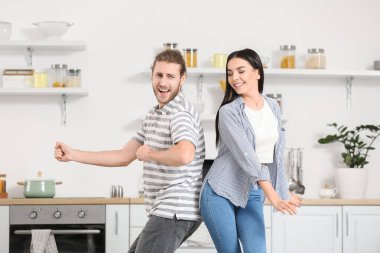 Mutfakta dans eden mutlu genç çift.