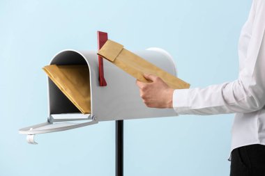 Kadın renk arkaplan kutusundan mektup alıyor